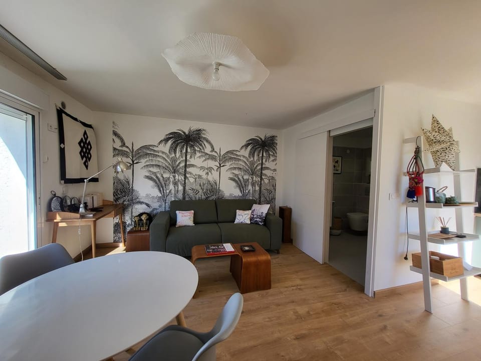 Studio indépendant avec terrasse à Juan les Pins Bed and Breakfast in Antibes