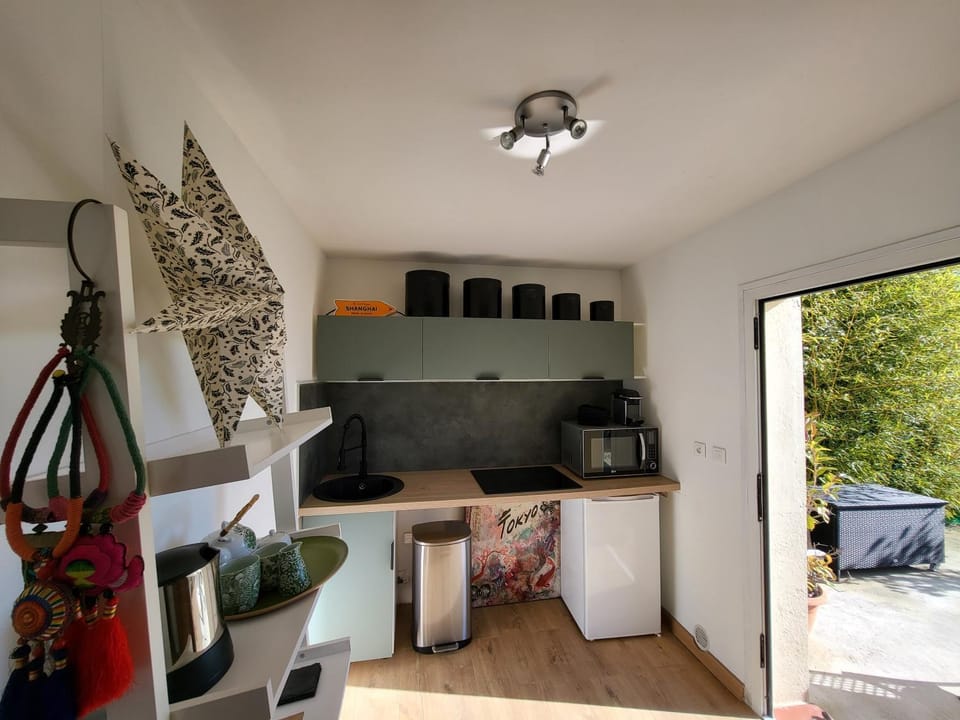 Studio indépendant avec terrasse à Juan les Pins Bed and Breakfast in Antibes