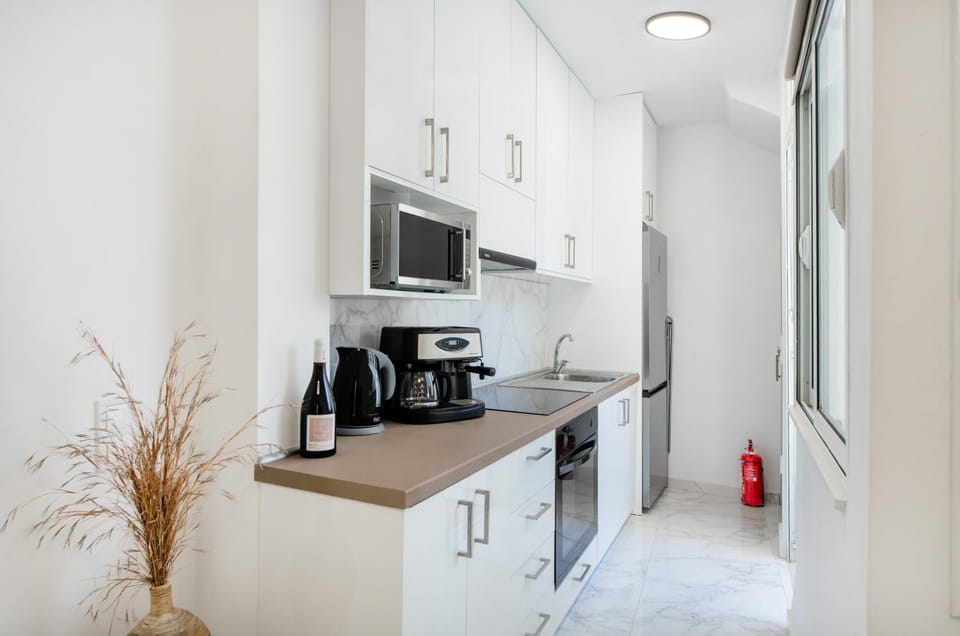 Coffee/tea facilities, microwave, oven, kitchen