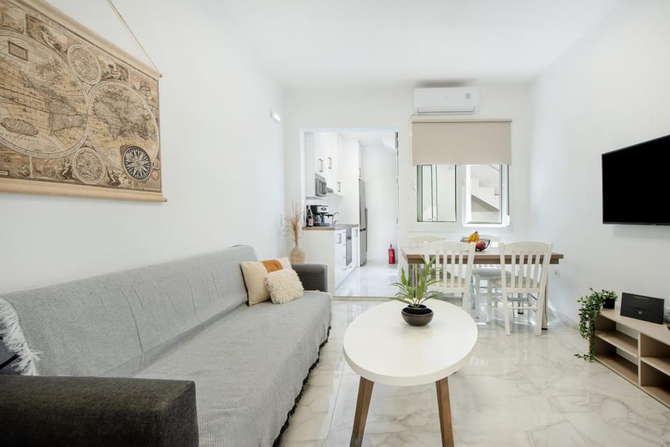 TV and multimedia, Living room, Seating area, Dining area, air conditioner