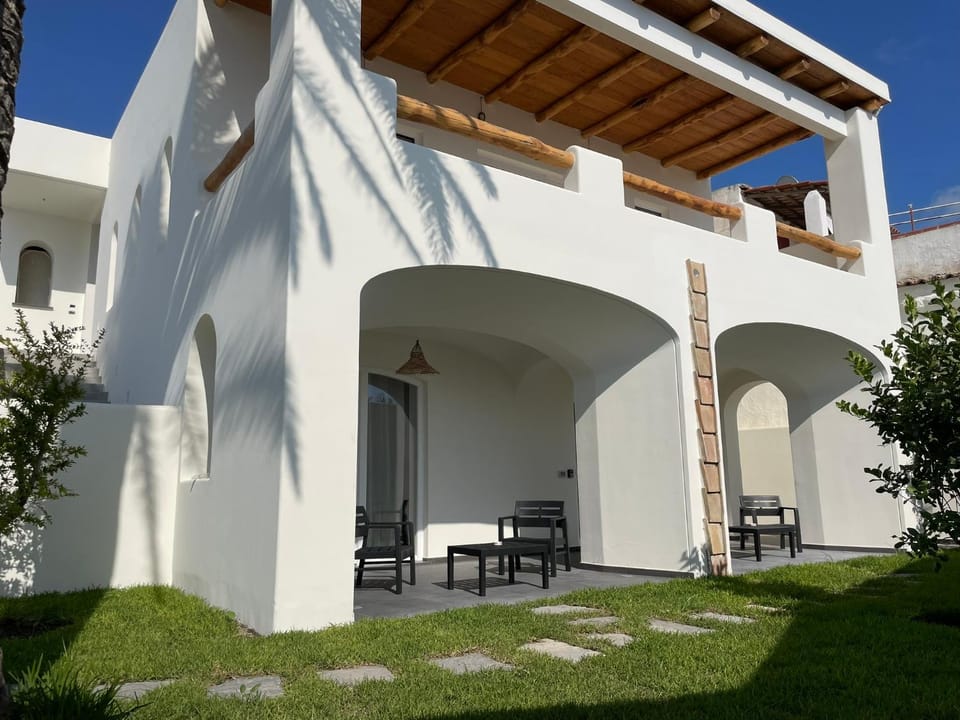 Property building, Patio, Garden, Balcony/Terrace, Garden view