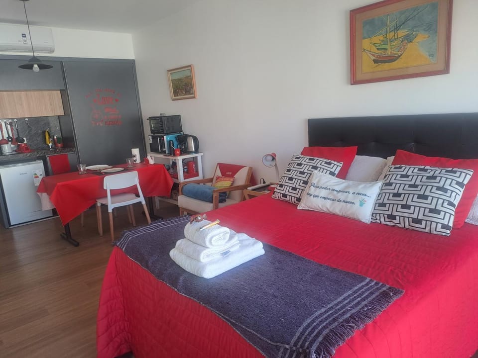 Bed, Kitchen or kitchenette, Photo of the whole room, Seating area, Dining area, Bedroom