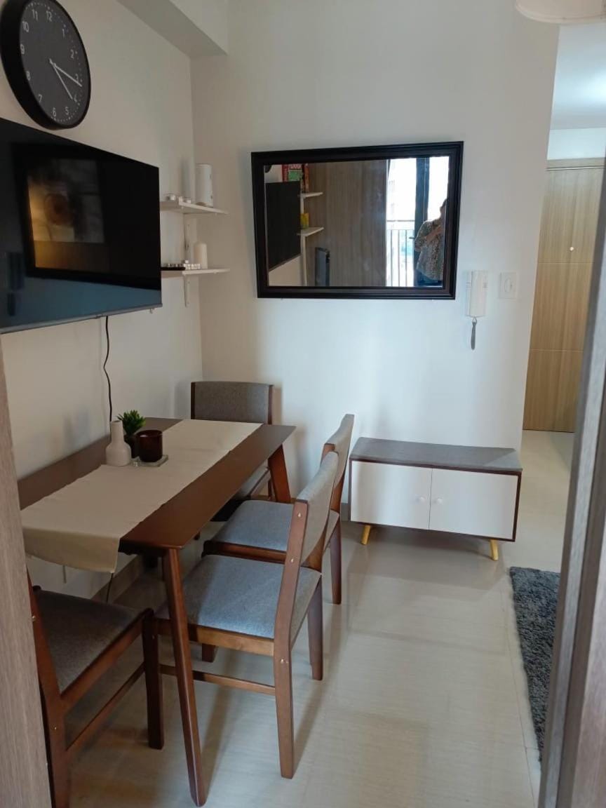 Shore 2 Residences high speed Internet walking distance to MOA and IKEA Apartment in Pasay