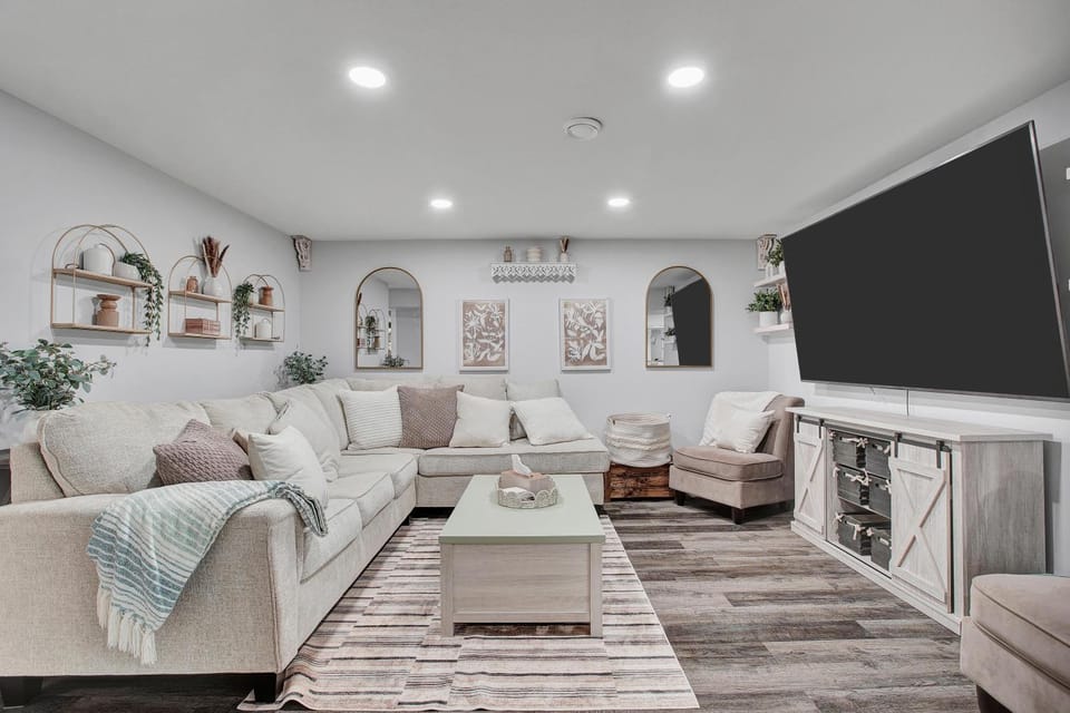 TV and multimedia, Living room, Seating area, Evening entertainment