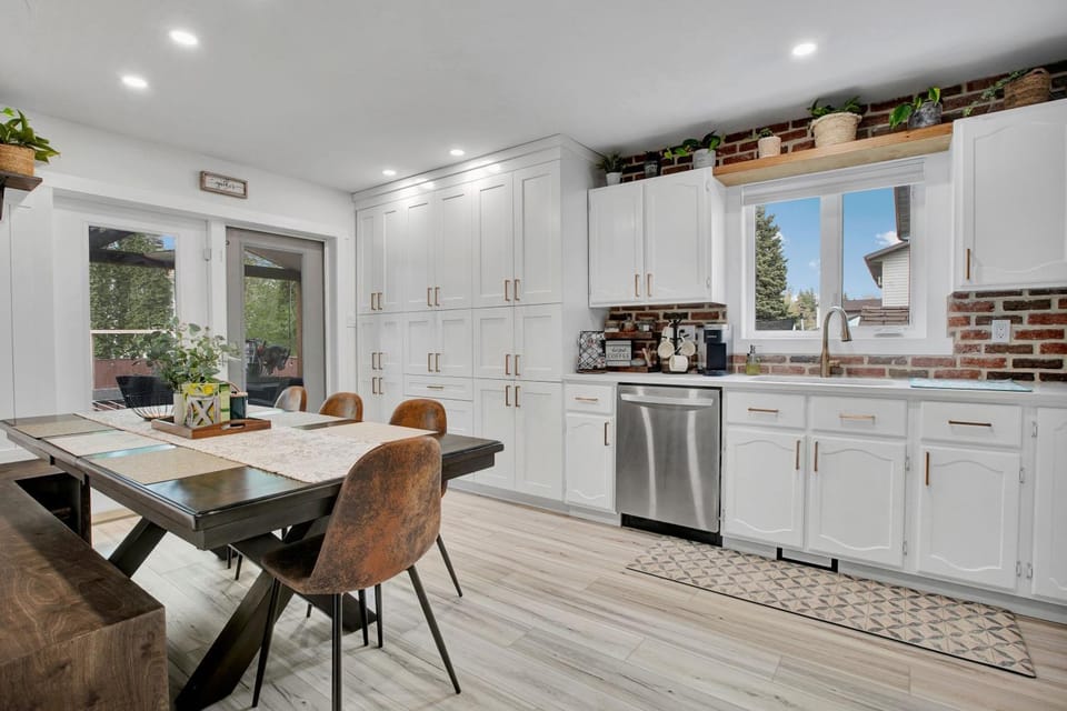 Kitchen or kitchenette, Dining area, dishwasher