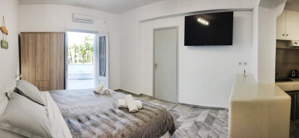 Bed, TV and multimedia, Bedroom