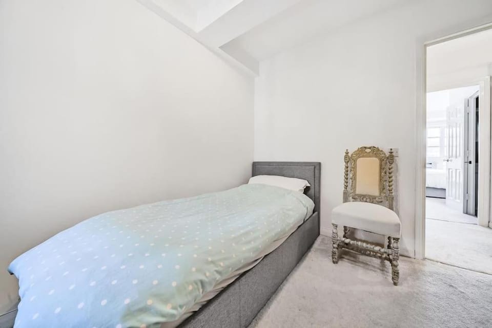 Modern 3 bedroom, 2 bathroom, Parking, River view Apartment in London Borough of Southwark