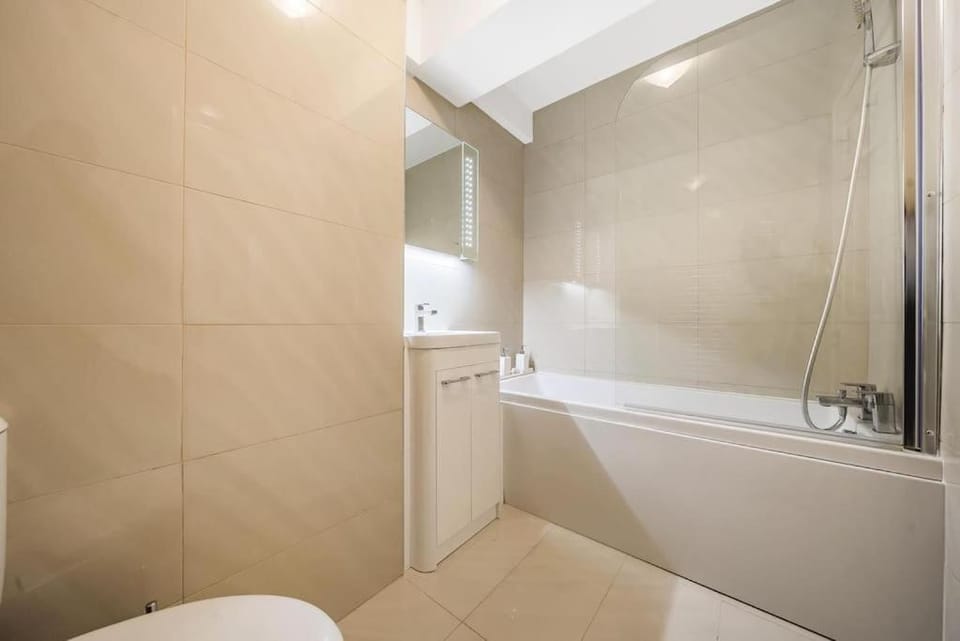 Modern 3 bedroom, 2 bathroom, Parking, River view Apartment in London Borough of Southwark