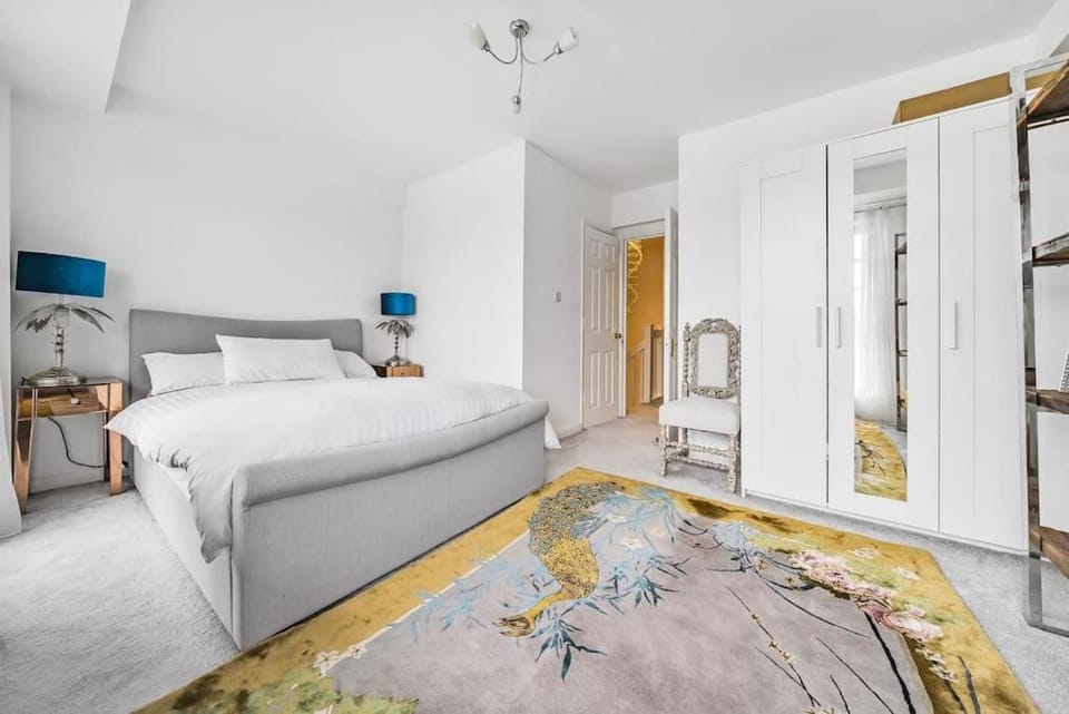 Modern 3 bedroom, 2 bathroom, Parking, River view Apartment in London Borough of Southwark