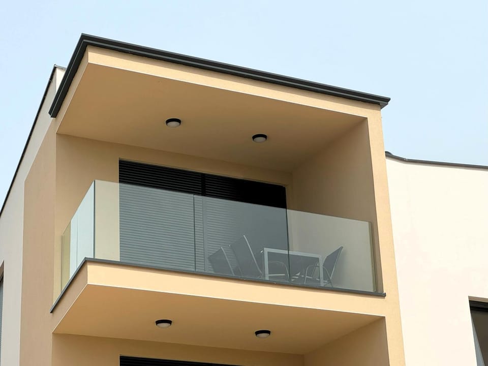 Property building, Day, Balcony/Terrace