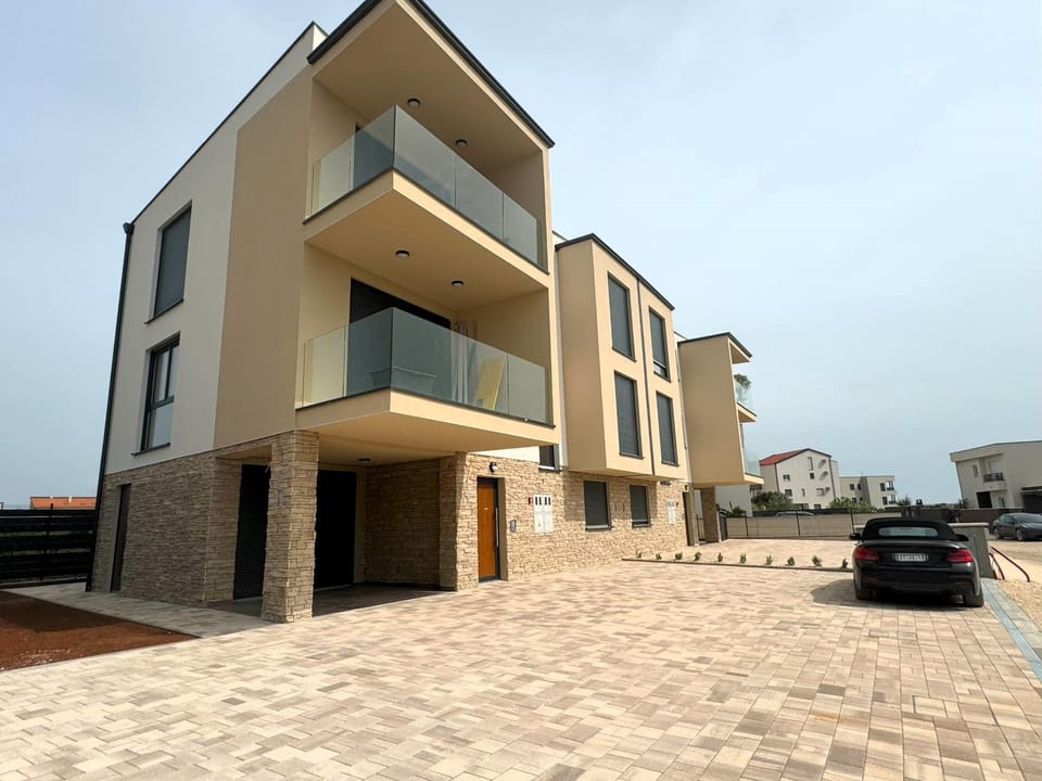 Property building, Neighbourhood, Location, Parking