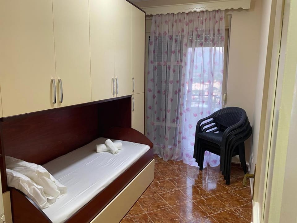 Bedroom, bunk bed
