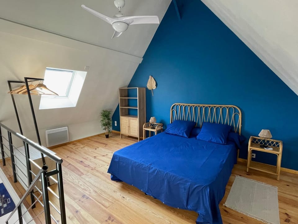 Photo of the whole room, Bedroom