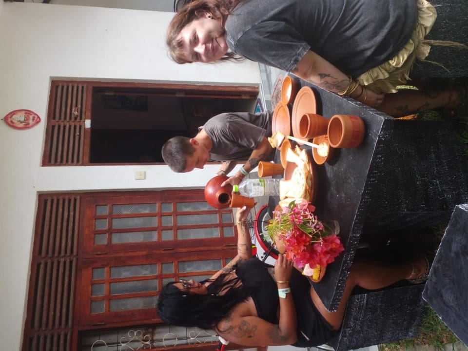 Food and drinks, Seating area, Guests, Breakfast