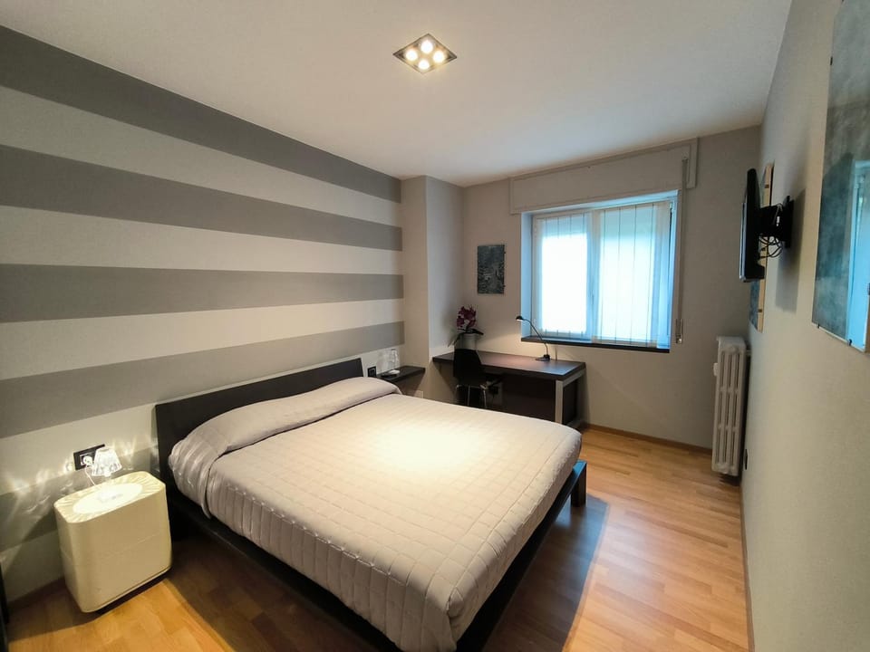 Bed, TV and multimedia, Photo of the whole room, Bedroom