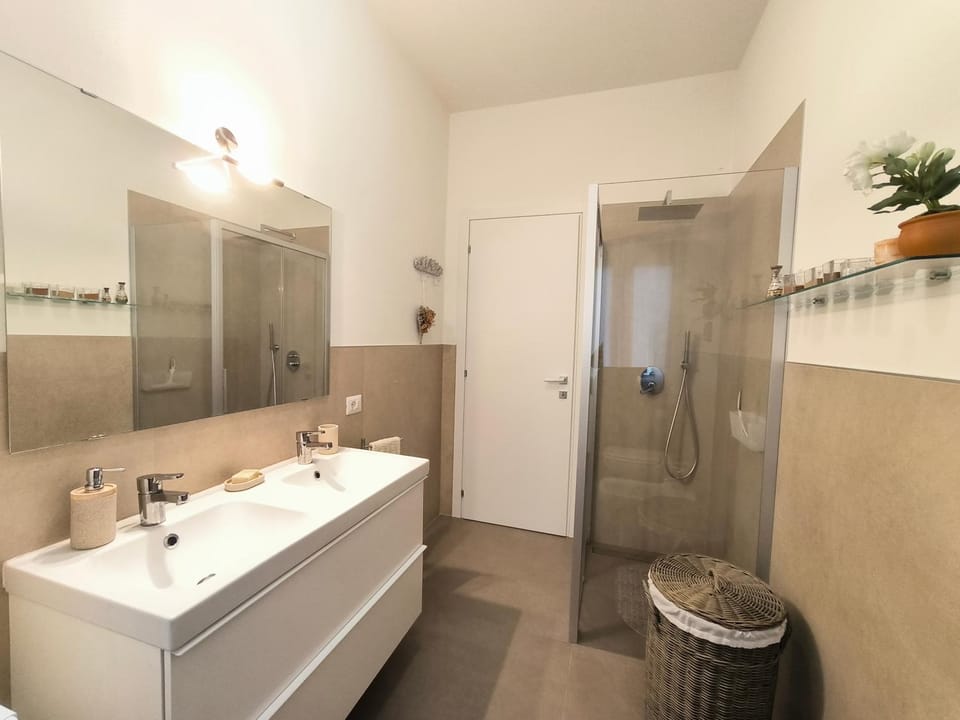 Shower, Toilet, Bathroom, towels