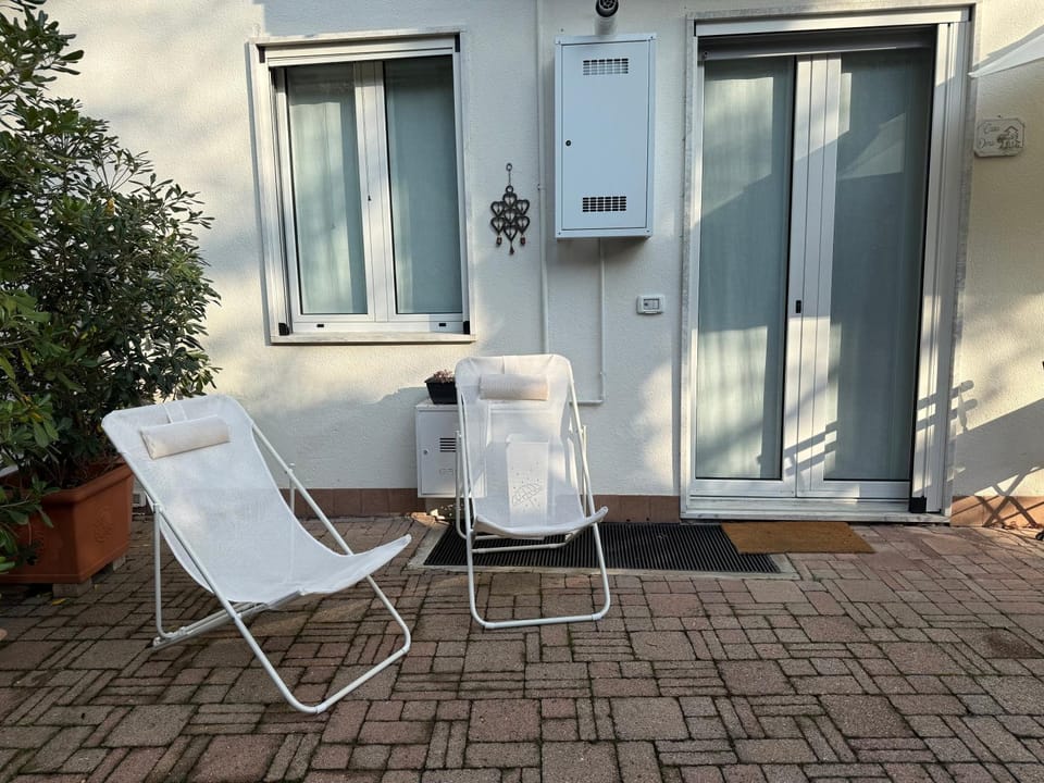 Patio, Day, sunbed