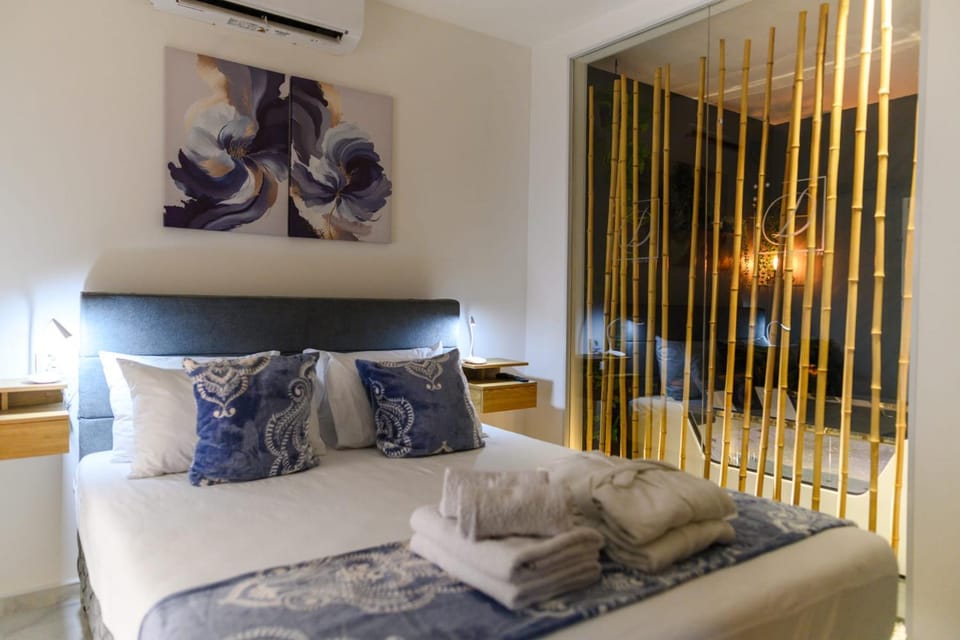 Bed, Photo of the whole room, air conditioner
