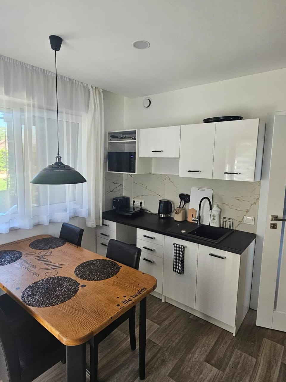 Kitchen or kitchenette, Dining area