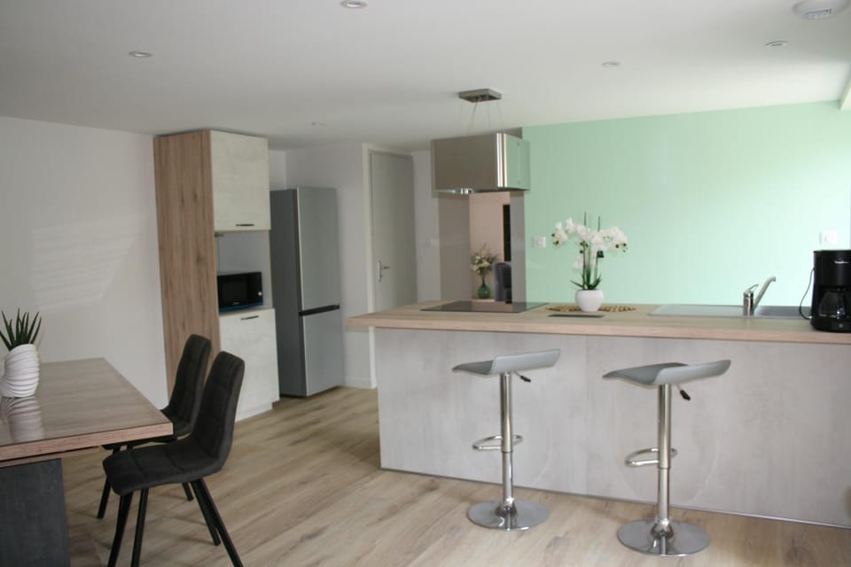 Coffee/tea facilities, Kitchen or kitchenette, Dining area, dishwasher, microwave, oven, storage, stove