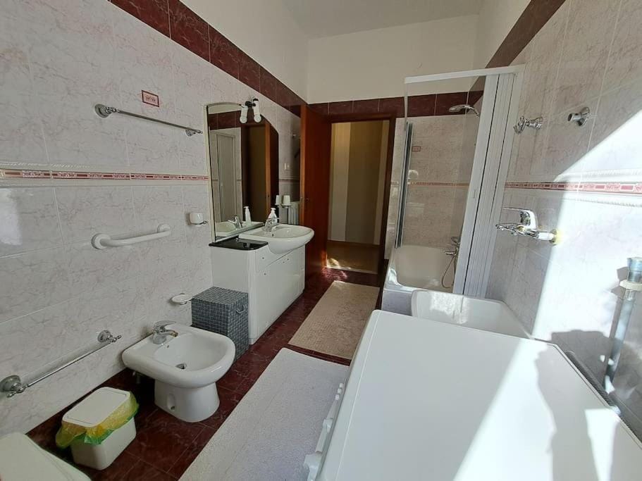 Shower, Toilet, Bathroom, bidet, towels