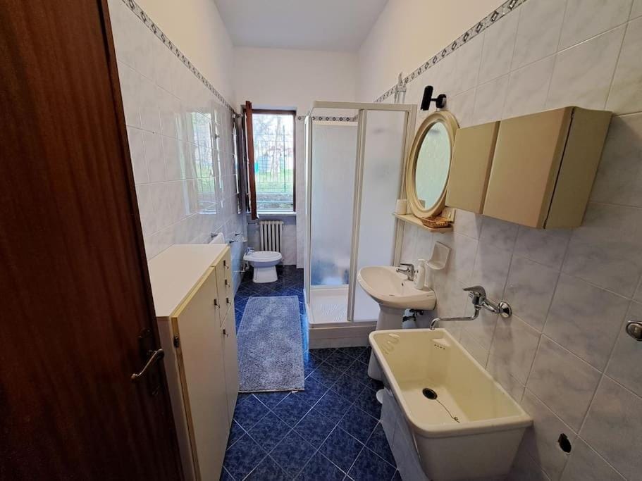 Shower, Toilet, Bathroom, bidet, towels