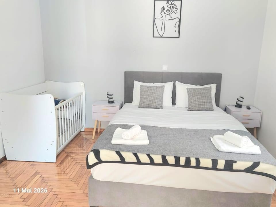 Bedroom, cot
