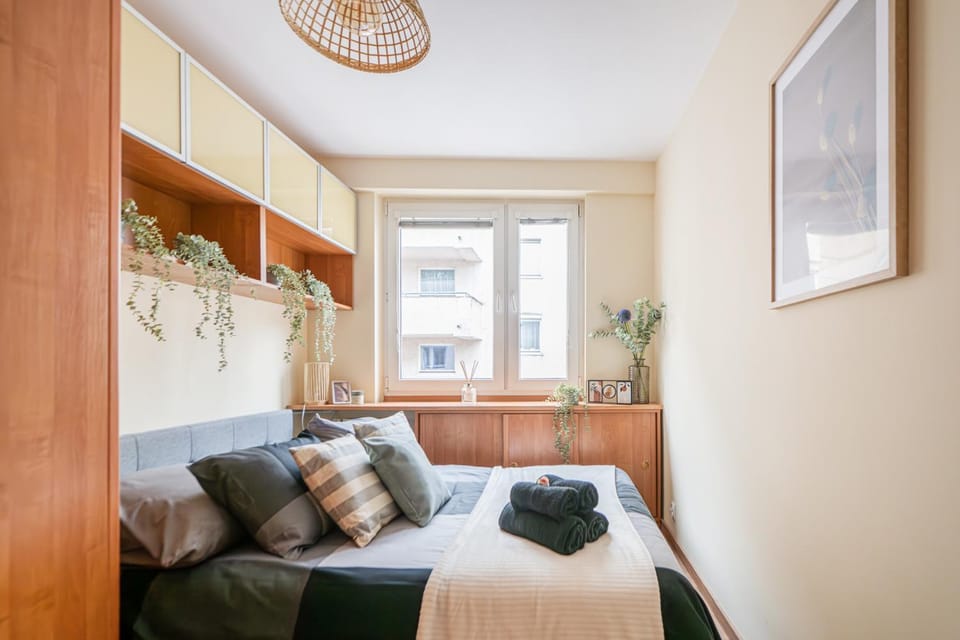 Bed, Photo of the whole room, Seating area, Bedroom, towels
