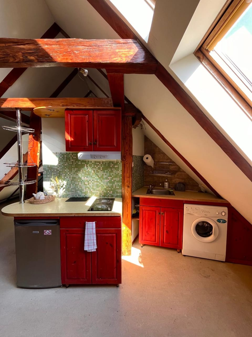 Kitchen or kitchenette, dishwasher, stove