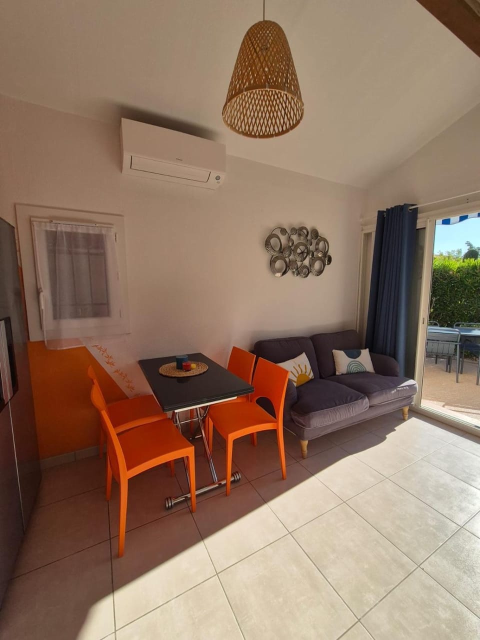 Living room, Seating area, Dining area, air conditioner