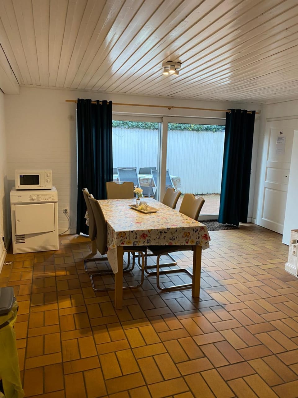 Kitchen or kitchenette, Seating area