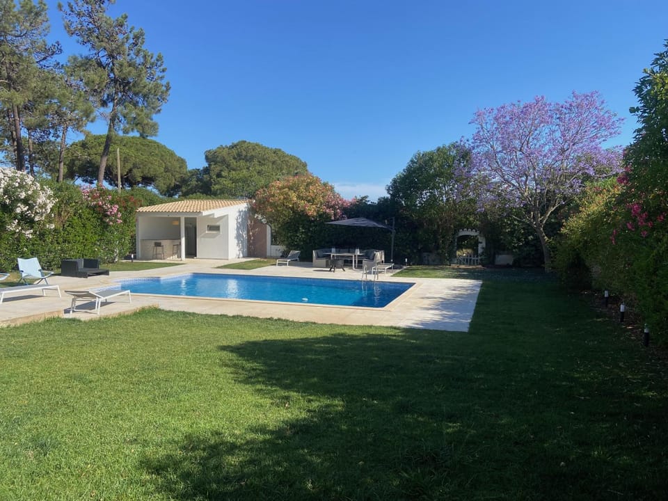 Day, Natural landscape, Garden, Bathroom, Dining area, Garden view, Pool view, Swimming pool, Inner courtyard view, sunbed