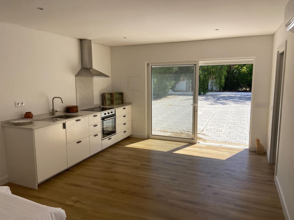 Kitchen or kitchenette, Seating area, pet friendly, stove