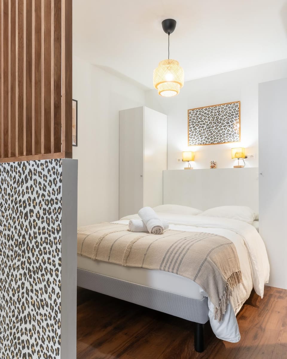 Bed, Photo of the whole room, Bedroom, towels