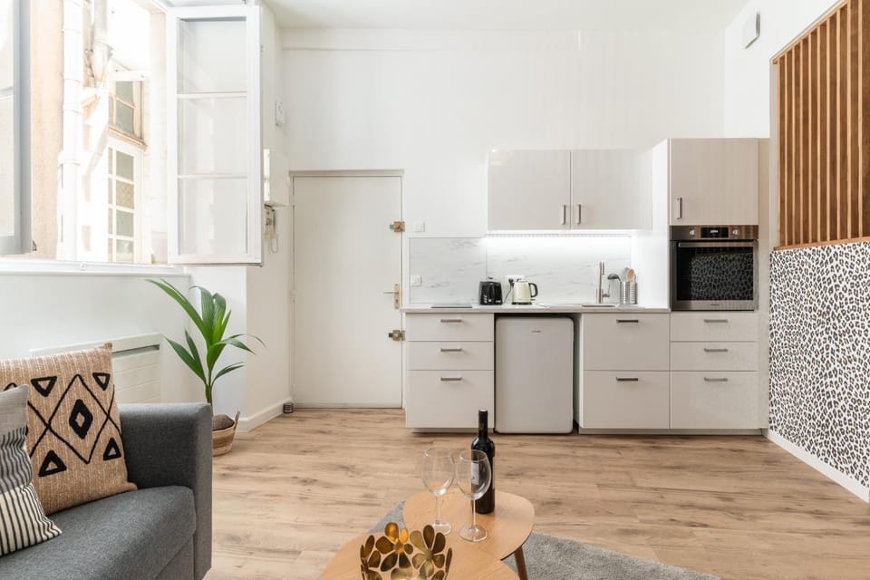 Coffee/tea facilities, Dining area, stove, toaster