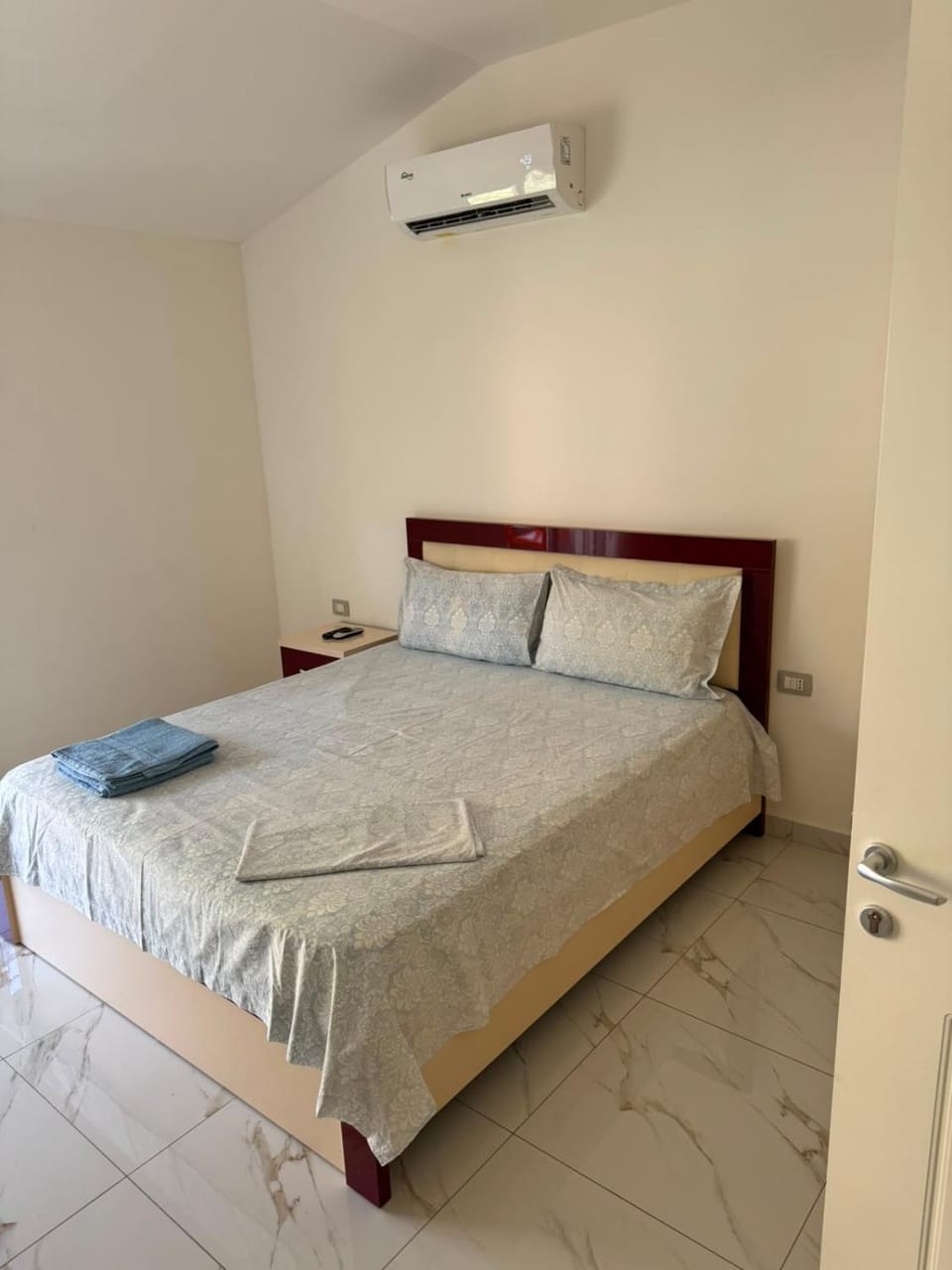 Bed, Photo of the whole room, Bedroom, towels, air conditioner