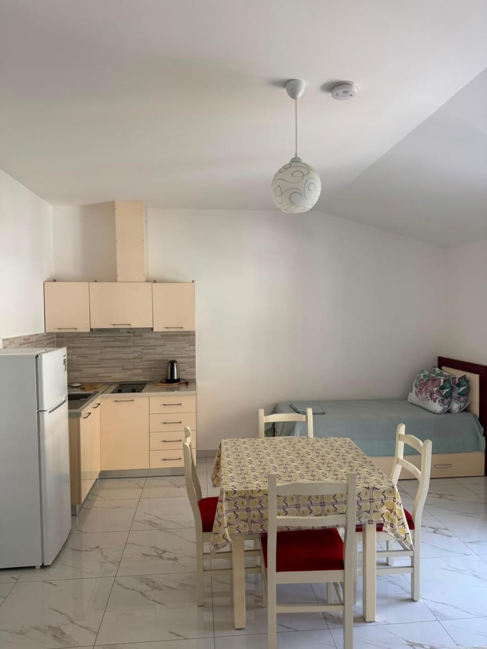 Kitchen or kitchenette, Dining area, oven