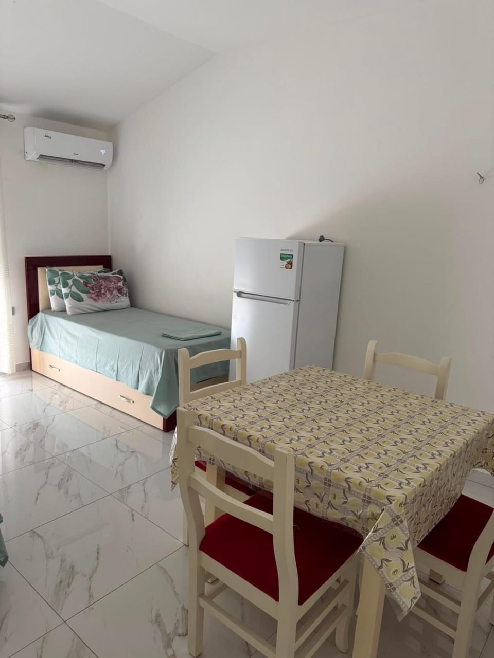 Bed, Kitchen or kitchenette, Living room, Photo of the whole room, Seating area, Dining area, Bedroom, oven, air conditioner