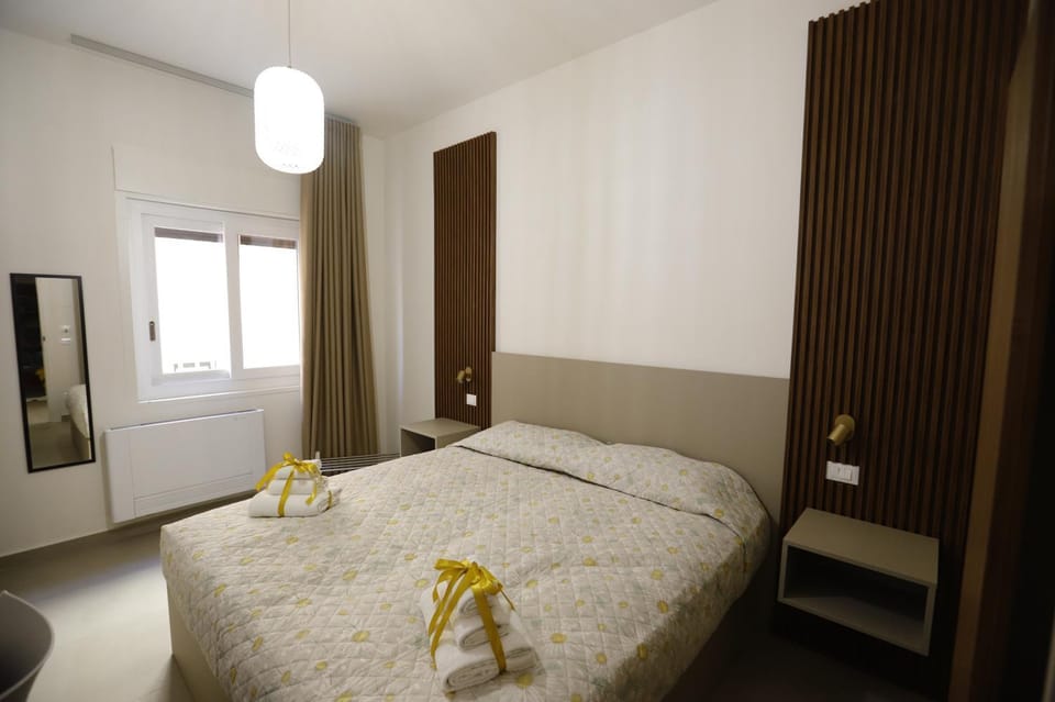 Bed, Bedroom, towels