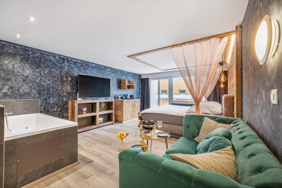 Bed, Hot Tub, TV and multimedia, Kitchen or kitchenette, Living room, Seating area, Bedroom