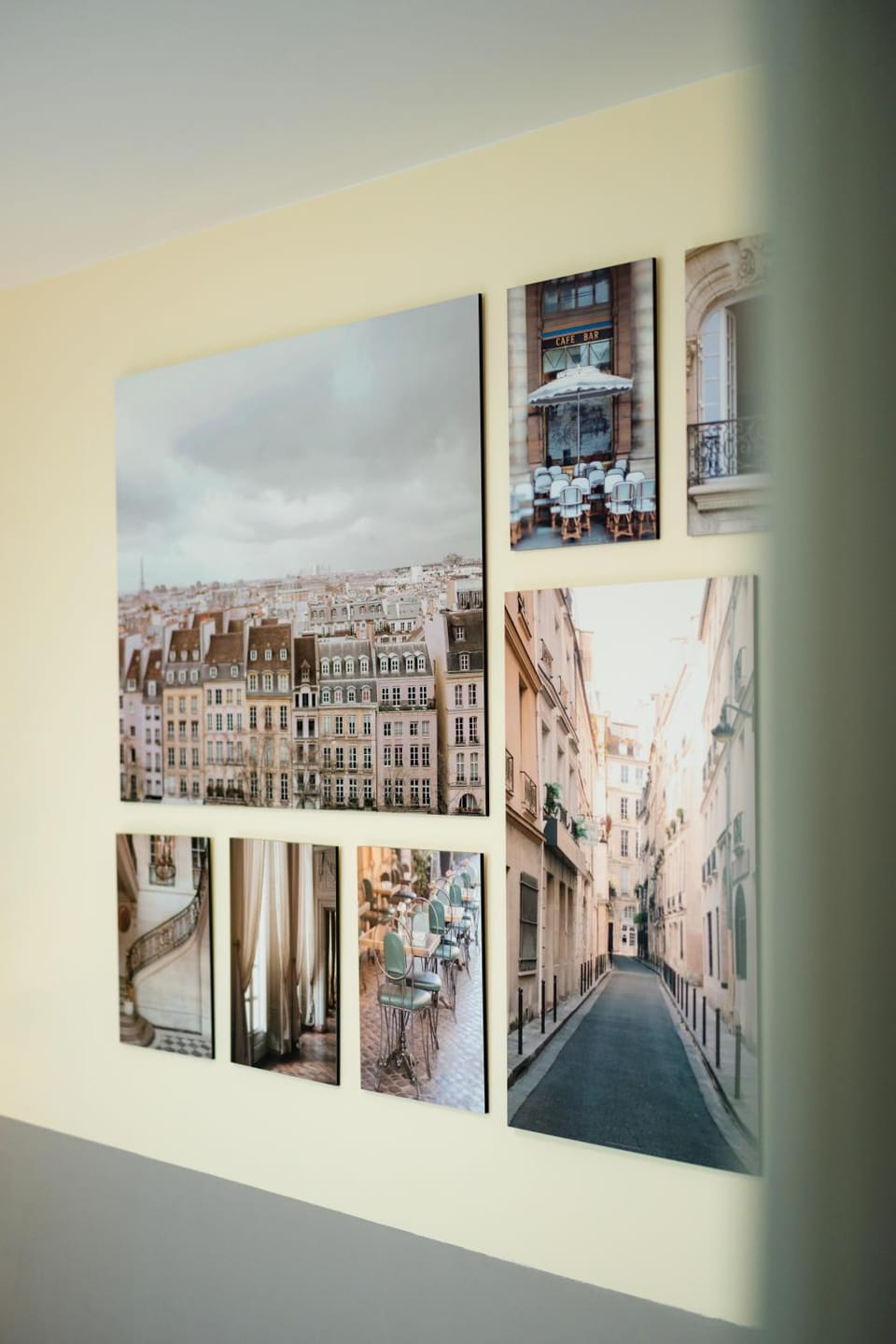 Stunning Modern Red Apartment near Bastille-Marais Apartment in Paris