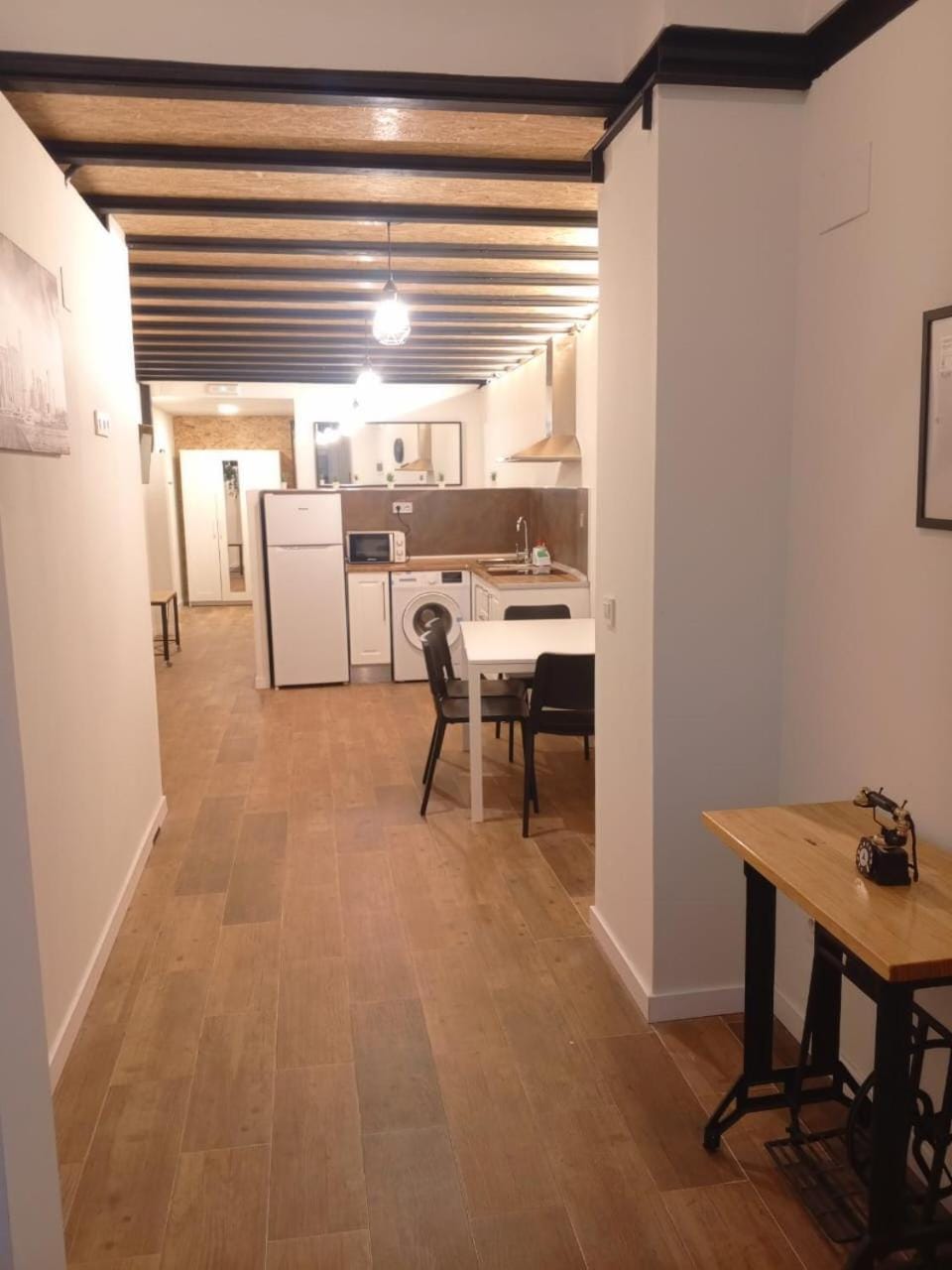Kitchen or kitchenette, Dining area