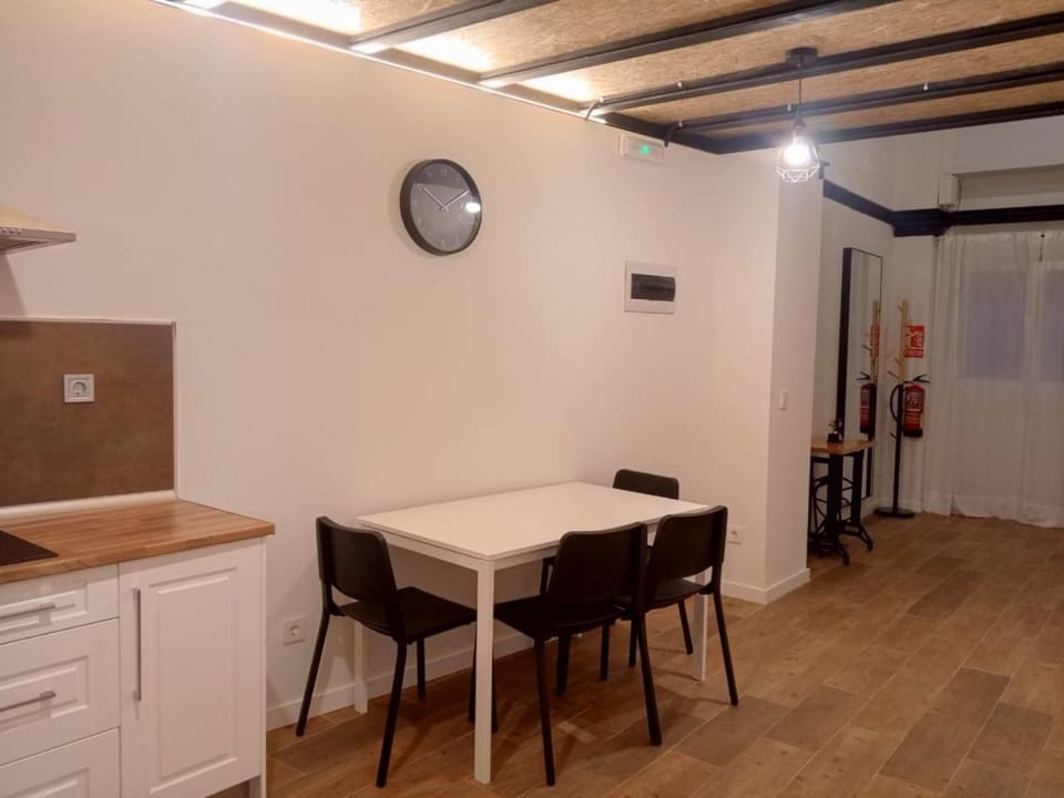 Kitchen or kitchenette, Dining area