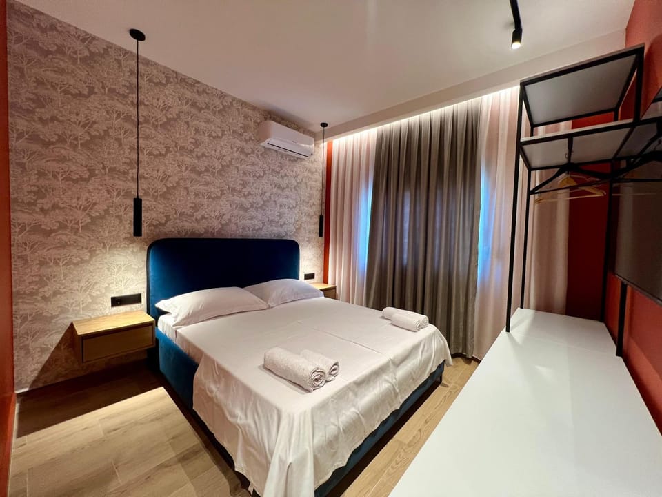 Bed, Photo of the whole room, Bedroom, towels