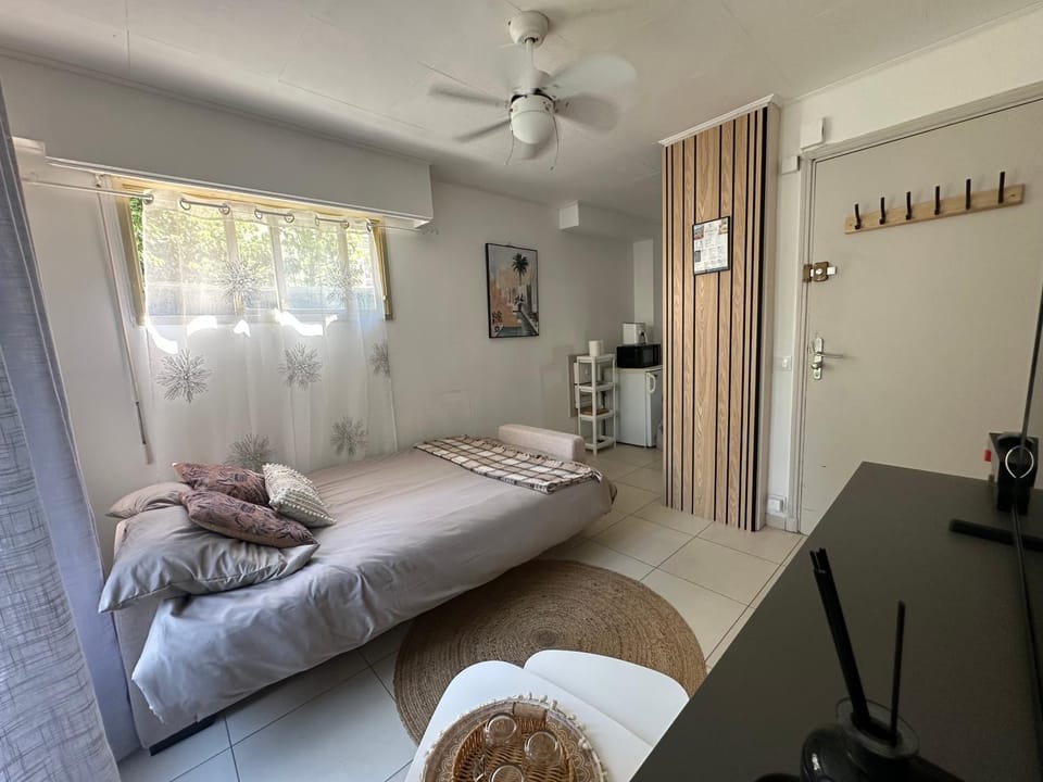 Bed, TV and multimedia, Living room