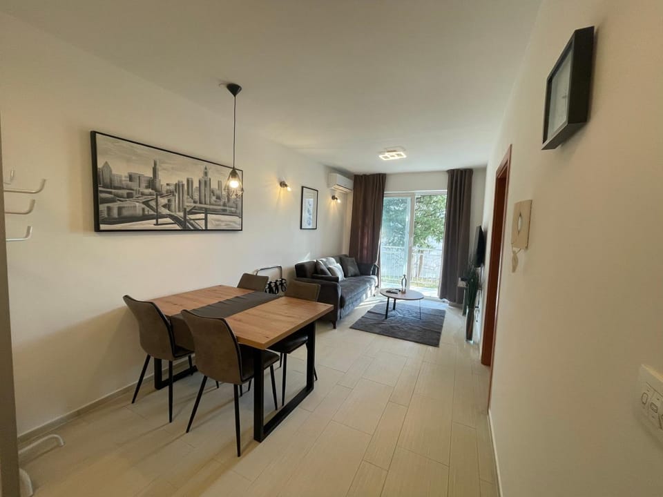 TV and multimedia, Living room, Seating area, Dining area