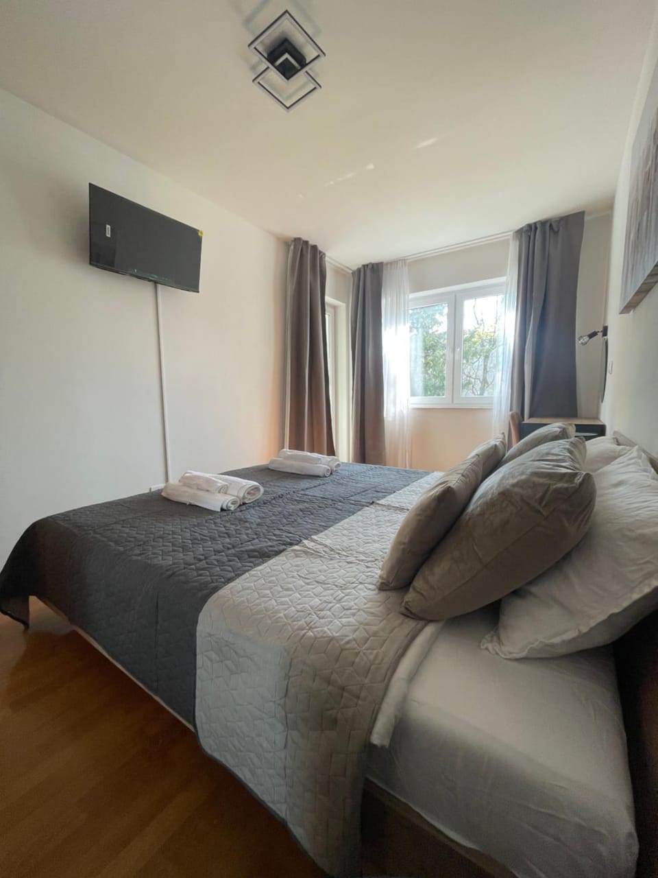 Bed, TV and multimedia, Bedroom