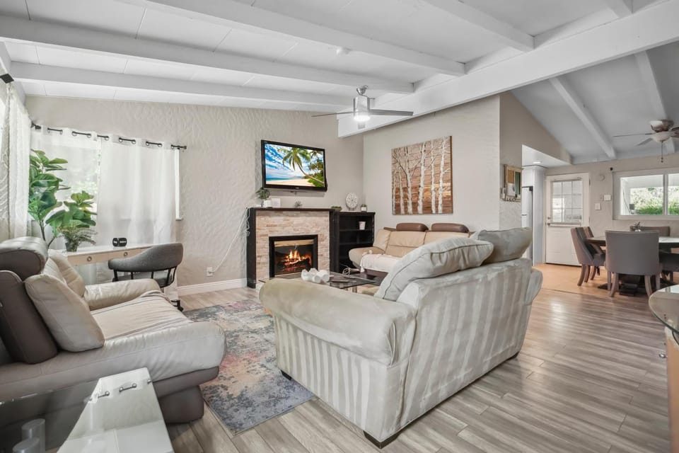 The Perfect Vacation Spot Near Six Flags Magic Mountain House in Santa Clarita
