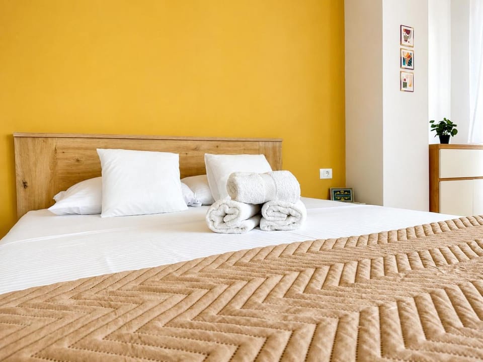 Bed, towels
