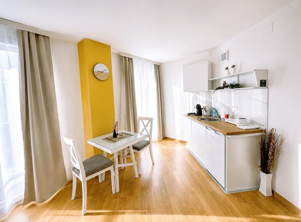 Coffee/tea facilities, Kitchen or kitchenette, Seating area, Dining area